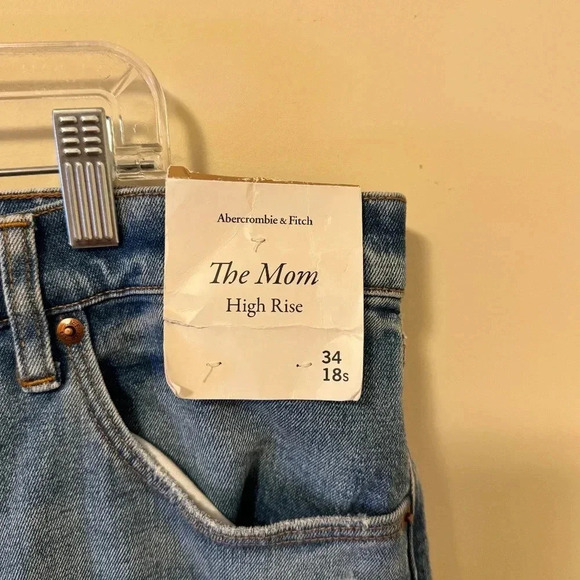 NWT ABERCROMBIE & FITCH DENIM  - THE MOM HIGH RISE - SIZE 34S (18S) -DISTRESSED - Picture 7 of 8